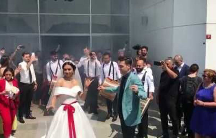 বিয়ের অনুষ্ঠানে ফটোসেশন চলছে।