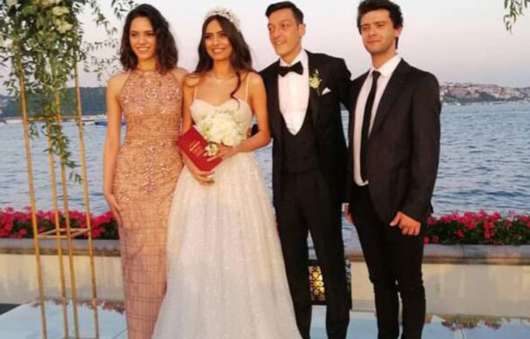 মেসুত ওজিল ও মিস তুর্কির বিয়ের অনুষ্ঠানে উপস্থিত ছিলেন আর্সেনালের সতীর্থরাও।