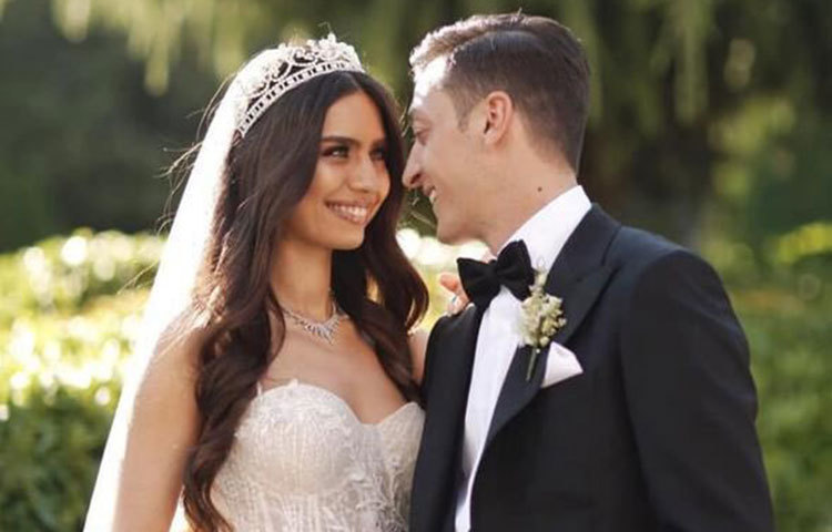 দুজনের শুভ দৃষ্টি বিনিময়।