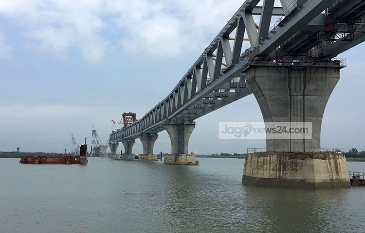 বাস্তবে রূপ নিতে যাচ্ছে বহুল প্রত্যাশিত পদ্মা সেতু। বিশাল জল রাশির মাঝে দাঁড়িয়ে আছে পদ্মা সেতু, এ দৃশ্য দেখে নিমেষেই চোখ জুড়িয়ে যায়। ছবি: রবিউল ইসলাম পলাশ