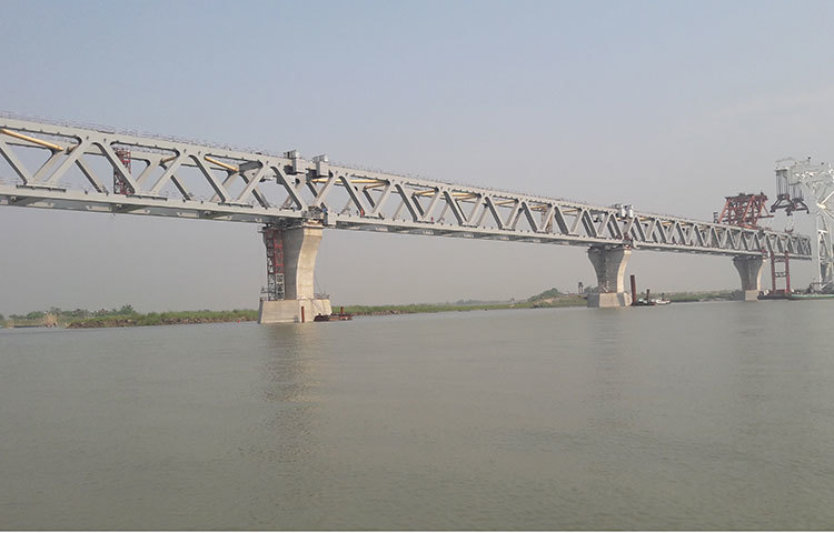 মঙ্গলবার সেতুর ৩৩ ও ৩৪ নম্বর পিলারের ওপর স্প্যানটি পুরোপুরি বসানো হয়। ছবি: মো. ছগির হোসেন