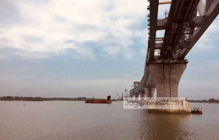 ক্রমেই দীর্ঘ থেকে দীর্ঘতর হচ্ছে পদ্মা সেতুর দৈর্ঘ্য। ছবি: রবিউল ইসলাম পলাশ