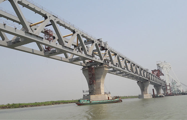 এখন দৃশ্যমান হলো সেতুর ১ হাজার ৬৫০ মিটার। পদ্মা সেতু প্রকল্পের উপ-সহকারী প্রকৌশলী হুমায়ূন কবির বিষয়টি নিশ্চিত করেছেন। ছবি: মো. ছগির হোসেন