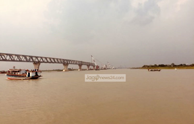 এরই মধ্যে পদ্মা বহুমুখী সেতুতে বসানো হয়েছে দশম স্প্যান। ছবি: রবিউল ইসলাম পলাশ