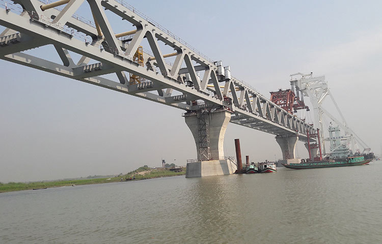 সোমবার সকাল সাড়ে ১০টার দিকে মাওয়ার কুমারভোগ কনস্ট্রাকশন ইয়ার্ড থেকে তিন হাজার ৬০০ টন ধারণক্ষমতার তিয়ান-ই ভাসমান ক্রেনে করে স্প্যানটি আনা হয় জাজিরার নাওডোবা প্রান্তে। ছবি: মো. ছগির হোসেন