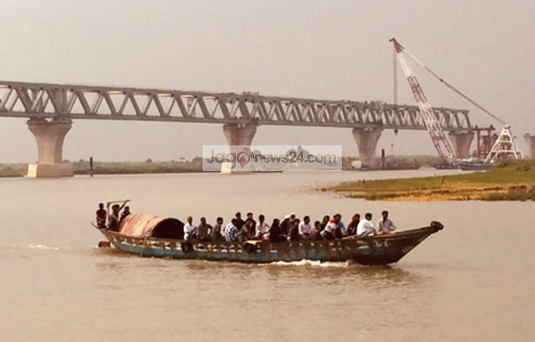 দূর থেকে পদ্মা সেতুর দৃশ্য ধারণ। ছবি: রবিউল ইসলাম পলাশ