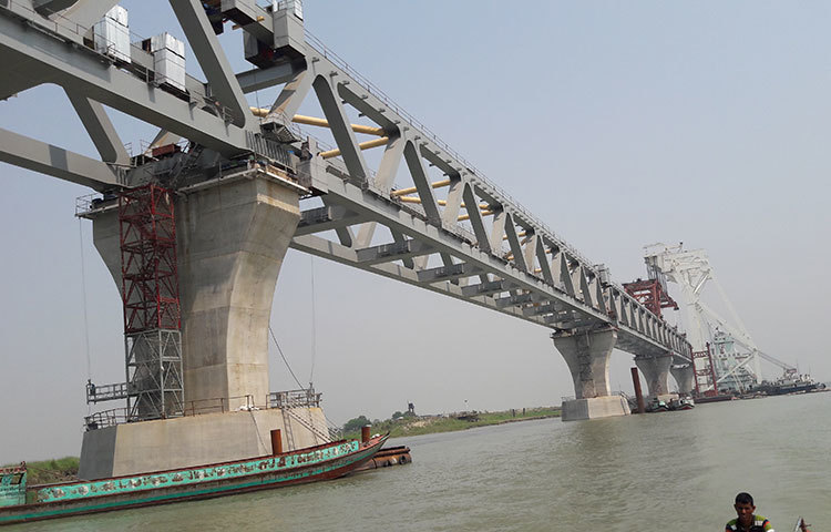 স্প্যানটি ধূসর রংয়ের ১৫০ মিটার দৈর্ঘ্যের ও ৩ হাজার ১৪০ টন ওজনের। মঙ্গলবার সকাল সোয়া ৮টার দিকে স্প্যানটি সেতুর ৩৩ ও ৩৪ নম্বর পিলারের ওপর বসানো হয়। ছবি: মো. ছগির হোসেন