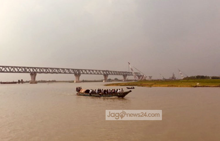 দিন-রাত সমান তালে পদ্মা সেতুর নির্মাণ কাজ এগিয়ে চলছে। ছবি: রবিউল ইসলাম পলাশ