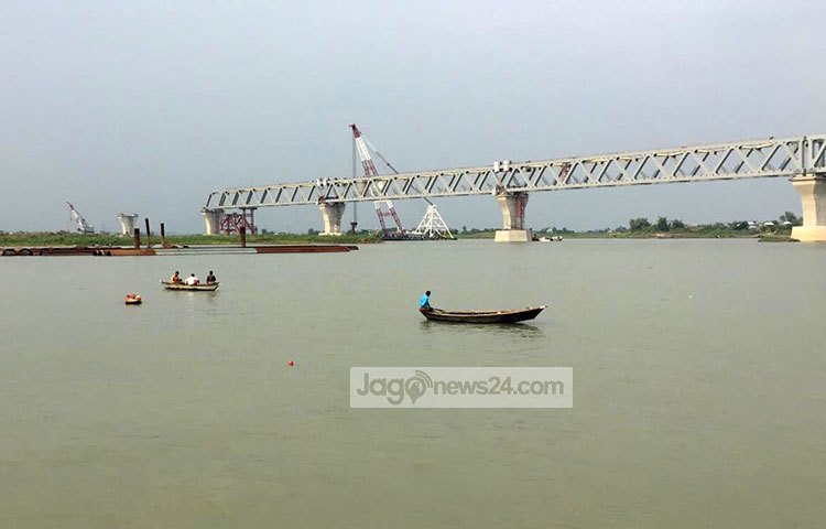 শেষ বিকেলের আলোয় পদ্মা সেতুর চোখজুড়ানো ছবি। ছবি: রবিউল ইসলাম পলাশ