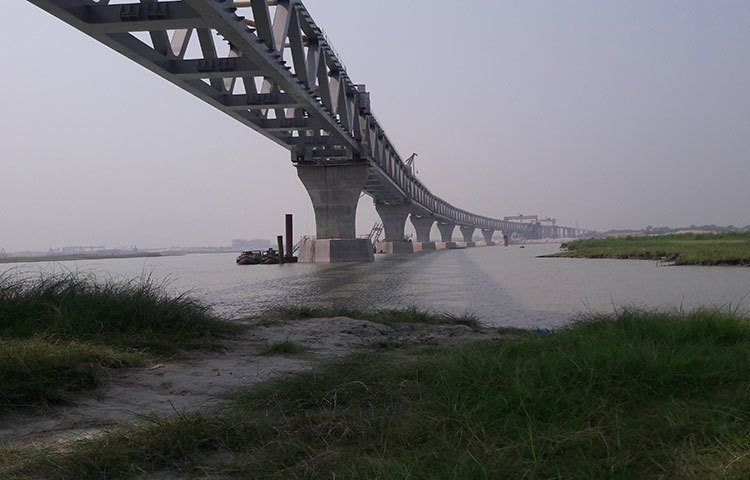 মূল সেতুর ২৯৪টি পাইলের মধ্যে ইতোমধ্যে ২৪৭টি পাইলের কাজ শেষ হয়েছে। ২৯৪টি পাইলে মোট ৪২টি পিলার। সেতুতে মোট স্প্যান বসবে ৪১ টি। ছবি: মো. ছগির হোসেন