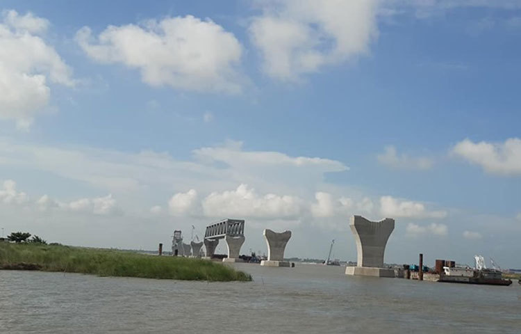 পদ্মা সেতুর নির্মাণ কাজ চলছে। ছবি: জাহিদ হাসান