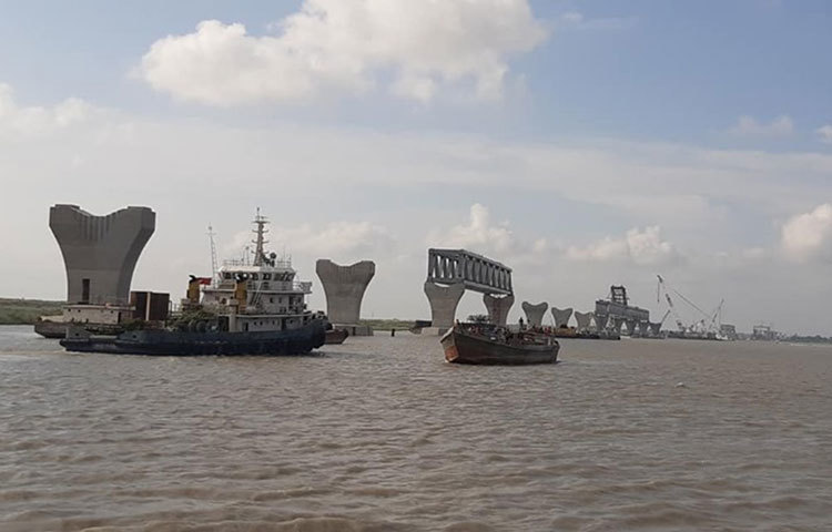 ২০১৭ সালের ৩০ সেপ্টেম্বর ৩৭ ও ৩৮ নম্বর পিয়ারে প্রথম স্প্যান বসানোর মধ্য দিয়ে প্রথমবারের মতো দৃশ্যমান হয় পদ্মা সেতু। ছবি: জাহিদ হাসান
