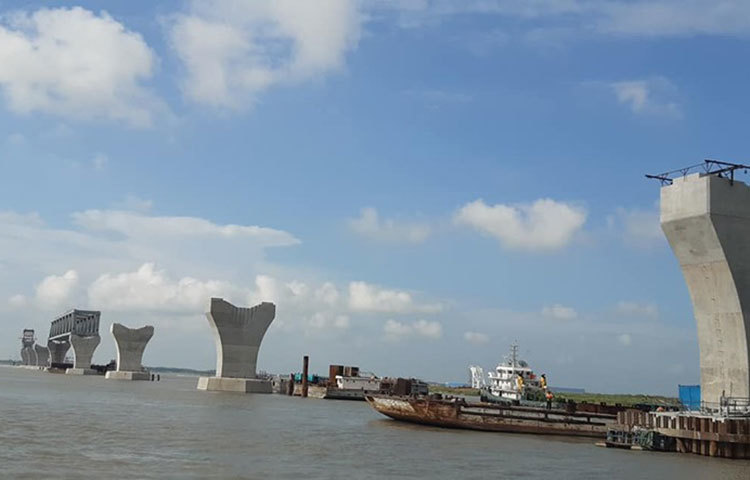 ২২ মার্চ পদ্মা সেতুর ৩৫ ও ৩৪ নম্বর পিয়ারের ওপর নবম স্প্যানটি বসানো হয়। ওই দিন ১ হাজার ৩৫০ মিটারের সেতু দৃশ্যমান হয়। ছবি: জাহিদ হাসান