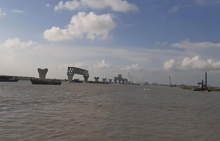 অথৈ পদ্মার বুকে দৃশ্যমান পদ্মা সেতুর একাংশ। ছবি: জাহিদ হাসান