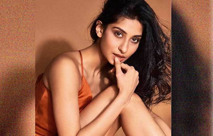 ইনস্টাগ্রামে একটার পর একটা হট ছবি পোস্ট করে তুমুল আলোচনায় এসেছেন বলিউডের নতুন এই সুন্দরী নায়িকা।