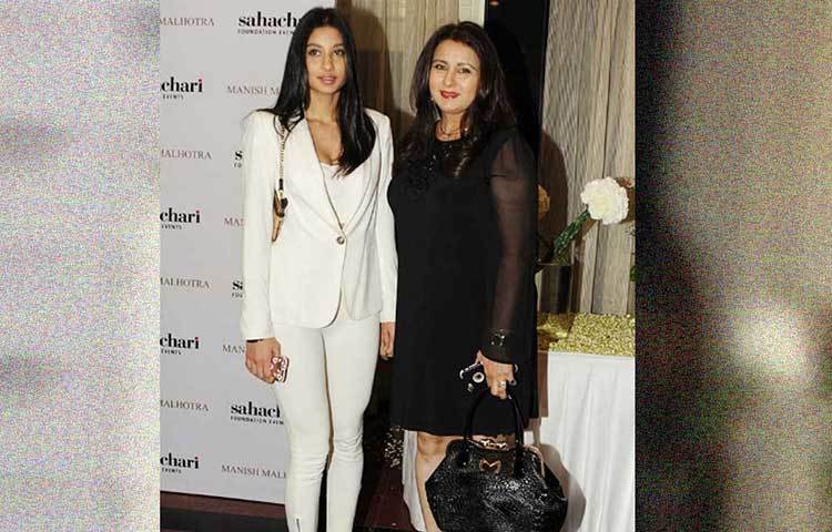 মা পুনম বলিউডের অত্যন্ত সুন্দরী নায়িকা ছিলেন। তিনি ছিলেন বলিউডের ‘পারফেক্ট বিউটি’। সে দিক থেকে মায়ের ‘মুখরক্ষা’ যে পালোমা করবেন, তা তার ইনস্টাগ্রামই জানান দিচ্ছে।