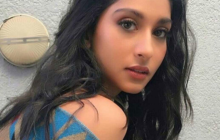 এক সময়ে বলিউডের হিট নায়িকা পুনম ধিলোঁর মেয়ে ২১ বছরের এই তরুণী। নাম পালোমা থাকেরিয়া ধিলোঁ। পালোমার বাবা পরিচালক অশোক থাকেরিয়া।