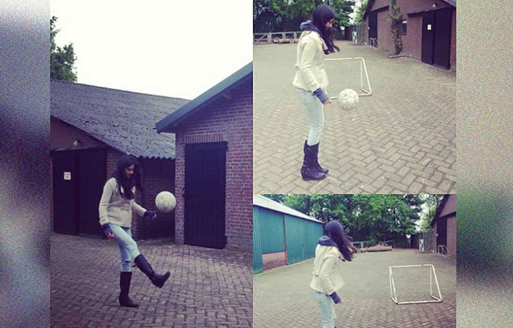 ফুটবল খেলতেও ভালোবাসেন পালোমা। মাঝ মাঠ থেকে ফুটবলে কিক করে সোজা গোলে পাঠিয়ে দেন বল।