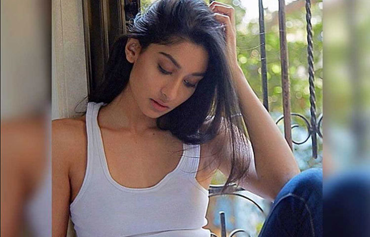 পালোমার ড্রেসিং সেন্স-ও খুব আকর্ষণীয়। বিকিনি, ক্যাসুয়াল, ট্রাডিশনাল, পার্টি- সমস্ত লুকেই মাত করে দেন তিনি। পালোমা যতটা ফিট, ততটাই স্টাইলিশ।