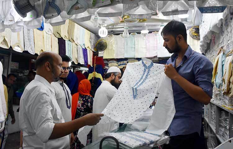 রাজধানীর মৌচাকের আয়েশা শপিং কম্পেক্স ও নিউমার্কেট এলাকার বিভিন্ন দোকানে গিয়ে পাঞ্জাবি বিক্রির ধুম দেখা গেছে। ছবি: বিপ্লব দিক্ষিৎ