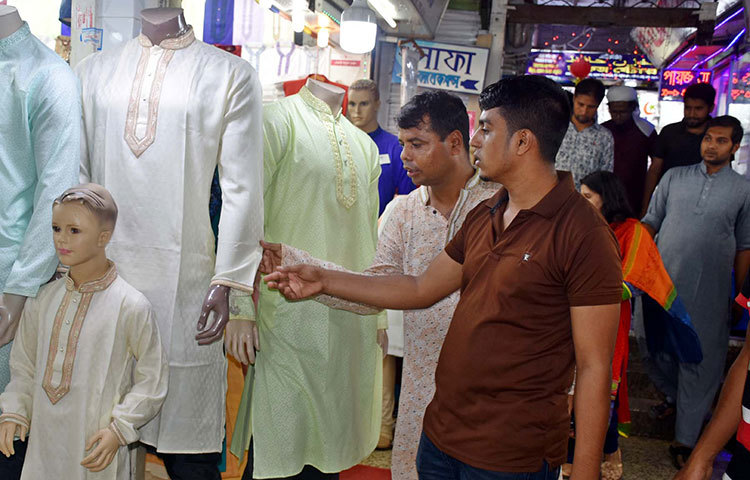 প্রদর্শনীর জন্য রাখা পাঞ্জাবি দেখছেন ক্রেতারা। ছবি: বিপ্লব দিক্ষিৎ