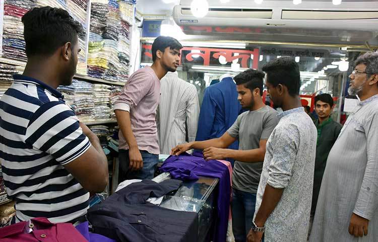 তরুণরা বিভিন্ন ডিজাইনের পাঞ্জাবি পছন্দ করছেন। ছবি: বিপ্লব দিক্ষিৎ