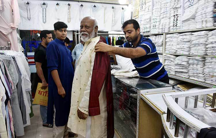 দোকানিদের সাথে কথা বলে জানা গেছে পাঞ্জাবির বিক্রিও ভালো। ছবি: বিপ্লব দিক্ষিৎ