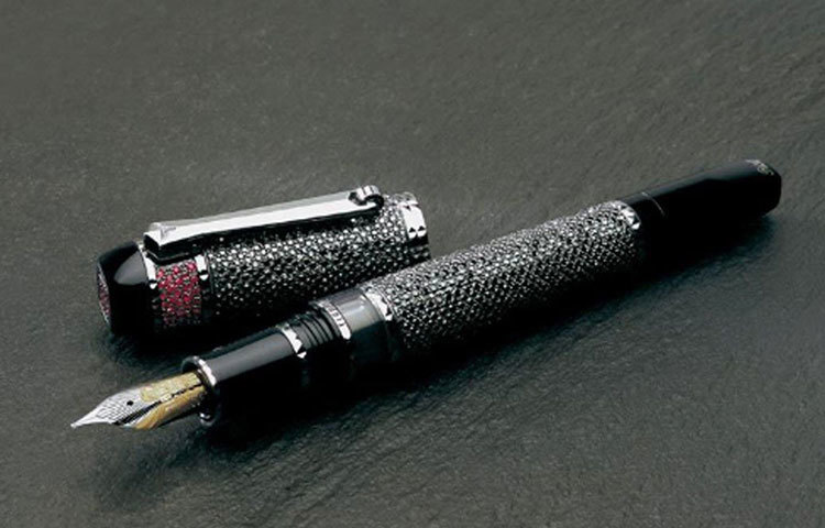 মন্তেগ্রাপ্পা তিবালদি ফুলগর নকটারনাস: কলমটির প্রস্তুতকারক সংস্থা ইতালির মন্তেগ্রাপ্পা। ৯০০টি কালো হিরে এবং ১০০টি চুনিখচিত কলমটির দাম প্রায় ৫৫ কোটি টাকা। এটিই বিশ্বের সবচেয়ে দামি কলম। এই কলম একটিই তৈরি করেছিল মন্তেগ্রাপ্পা।