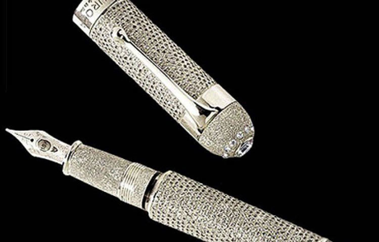 দ্য অরোরা ডায়ামান্টে: দাম ১০ কোটি টাকা। প্রস্তুতকারক সংস্থা ইতালির অরোরা। বিশুদ্ধ প্লাটিনামের তৈরি এই কলমে রয়েছে ১,৯১৯টি ডি বিয়ার্স ডায়মন্ড। নিবটি ১৮ ক্যারাট সোনা দিয়ে তৈরি।