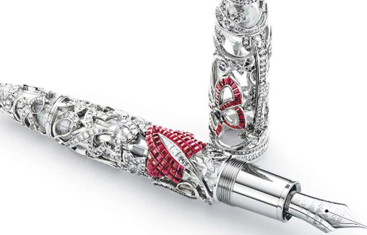 মঁ ব্লাঁ মিস্ট্রি মাস্টারপিস: ভ্যান ক্লিফ অ্যান্ড আরপেলস এবং মঁ ব্লাঁ সংস্থা যৌথ উদ্যোগে তৈরি করে কলমটি। মোট ৯টি কলম তৈরি করেছে সংস্থা দু’টি। যেগুলো তিনটে চুনি, তিনটে পান্না, তিনটে নীলকান্ত মণি দিয়ে তৈরি। এক একটি কলমের দাম সাড়ে ৪ কোটি টাকা।