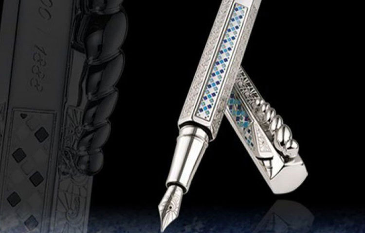 কারান ডি’এস-লা মর্ডানিস্টা ডায়মন্ডস পেন: এটি লিমিটেড এডিশন ফাউন্টেন পেন। সম্পূর্ণ হাতে তৈরি কলমের নিবে রয়েছে ১৮ ক্যারাট রোডিয়াম কোটেড গোল্ড। গায়ে রয়েছে ৫ হাজার ওয়েসেলটন ডায়মন্ড এবং ২০ ক্যারাট প্রিমিয়াম রুবি বা চুনি। প্রস্তুতকারক সংস্থা জেনিভার কারান ডি’ এস। দাম ১কোটি ১ লাখ টাকা।