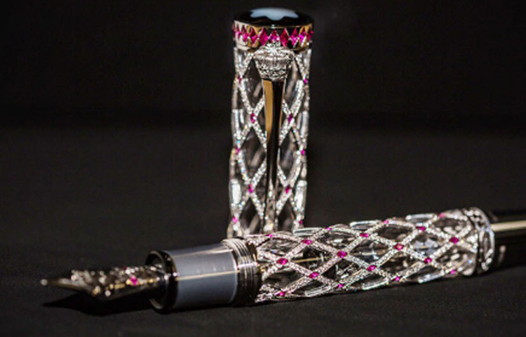 মঁ ব্লাঁ-প্রিন্স রেইনিয়ার লিমিটেড থ্রি এডিশন ৮১: কলমটির দাম ১ কোটি ৭ লাখ। পেনের বডি ১৮ ক্যারাট হোয়াইট গোল্ড (সোনা-রুপার সঙ্কর ধাতু) দিয়ে তৈরি। রয়েছে ৯৯৬টি উচ্চমানের হিরে। নকশা তৈরিতে ব্যবহার হয়েছে ৯২টি চুনি।