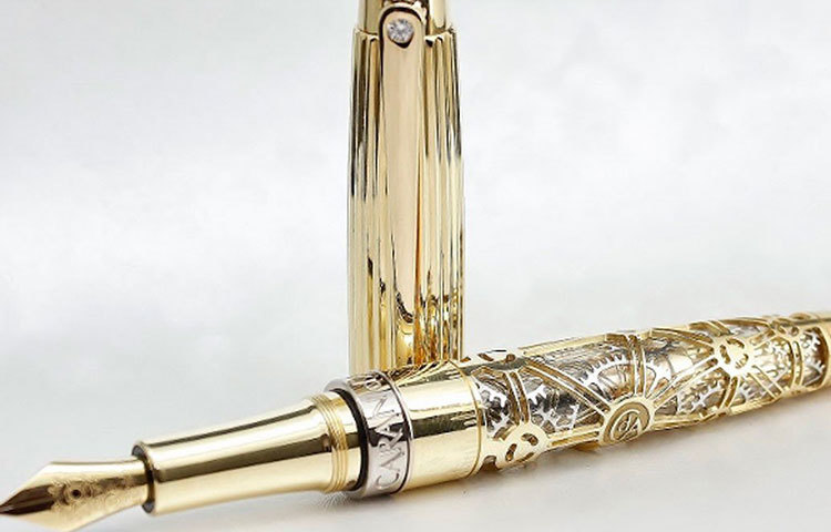 মঁ ব্লাঁ লিমিটেড এডিশন বোহেমে প্যাপিলিয়ন: সাদা, হলুদ এবং গোলাপি- এই তিন রঙের পাওয়া যায় কলমটি। ১ হাজার ৪০০টি হিরে দিয়ে সজ্জিত কলমের বাইরের অংশটি। দাম দেড় কোটি টাকা।