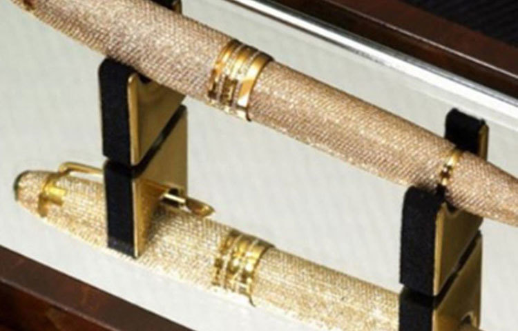 মঁ ব্লাঁ ডায়মন্ড সলিটেয়ার: কলমের দাম ১ কোটি টাকা। ৪৬০০টি ছোট ছোট হিরে দিয়ে সজ্জিত পুরো কলমটি। এর ঢাকনা তৈরি হয়েছে ১৮ ক্যারাট সোনা।