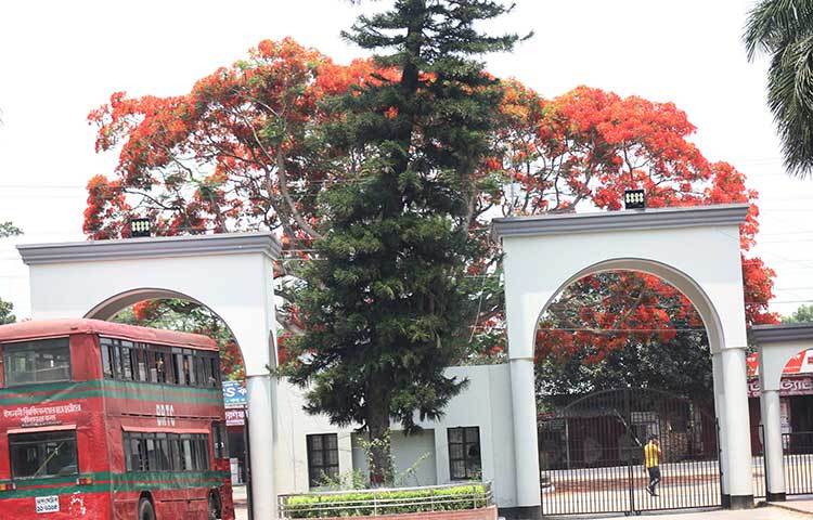ক্যাম্পাসের প্রধান ফটকে লাল বাসের সাথে রক্তিম কৃষ্ণচূড়া। ছবি: ফেরদাউসুর রহমান সোহাগ