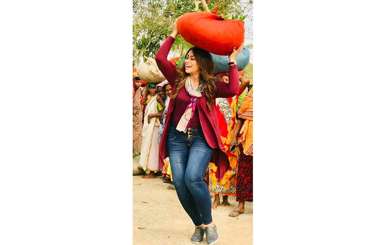 মাথায় রঙিন এক বোঝা নিয়ে বেদে সম্প্রদায়ের লোকজনের সঙ্গে ঘুরে বেড়াচ্ছেন চিত্রনায়িকা পপি।