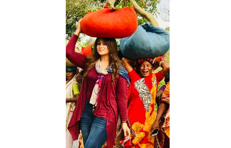 পপি কেন বেদের দলে যুক্ত হলেন? জনপ্রিয় এই নায়িকা জানালেন, চা উৎপাদনকারী প্রতিষ্ঠান উদয়ন টি-স্টেটে একের পর এক লোমহর্ষক খুনের ঘটনা ঘটে। এই খুনের রহস্য উদঘাটন করতেই বেদের ছদ্মবেশে অপরাধী খুঁজছেন তিনি।