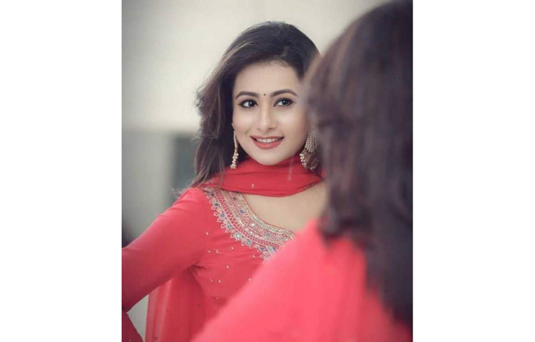 আয়নার সামনে নিজের মুখোমুখি পূর্ণিমা।