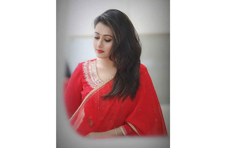 খোলা চুলে পূর্ণিমার নিরাবতা।