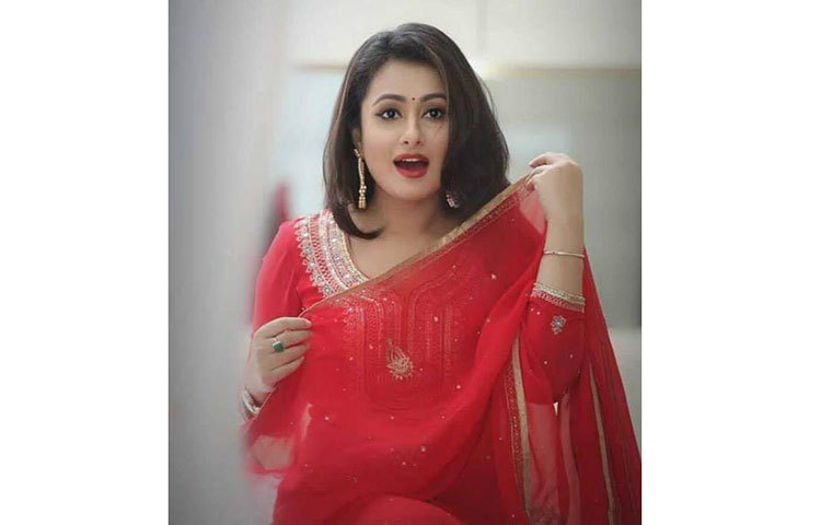 ক্যামেরার সামনে পূর্ণিমা উচ্ছ্বাস।