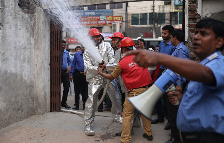 ভবনে হঠাৎ আগুন লাগলে তাৎক্ষণিক আগুন নিয়ন্ত্রণে কীভাবে কাজ করতে হবে, কোন সিঁড়ি বেয়ে নামতে হবে, ভবনে কেউ আটকা পড়লে তাকে কীভাবে উদ্ধার করতে হবে- এমন সব বিষয়ে কর্মীদের সচেতন করতে প্রাণ গ্রুপের নিয়মিত চলে এমন মহড়া। ছবি: মাহবুব আলম