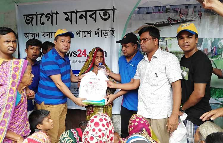 জাগো নিউজ ও প্রাণ-আরএফএল-এর পক্ষ থেকে ত্রাণ সামগ্রী বিতরণ করা হচ্ছে। ছবি: মহবুব আলম