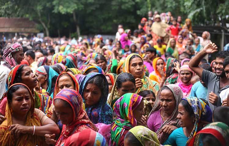 উত্তরবঙ্গের কুড়িগ্রাম জেলা শহর থেকে বেশ দূরে উলিপুর উপজেলাধীন হাতিয়া ইউনিয়ন। ইউনিয়ন পরিষদ কার্যালয়ের সামনের মাঠে সকাল থেকেই পানিবন্দি মানুষের উপস্থিতি। ছবি: মহবুব আলম