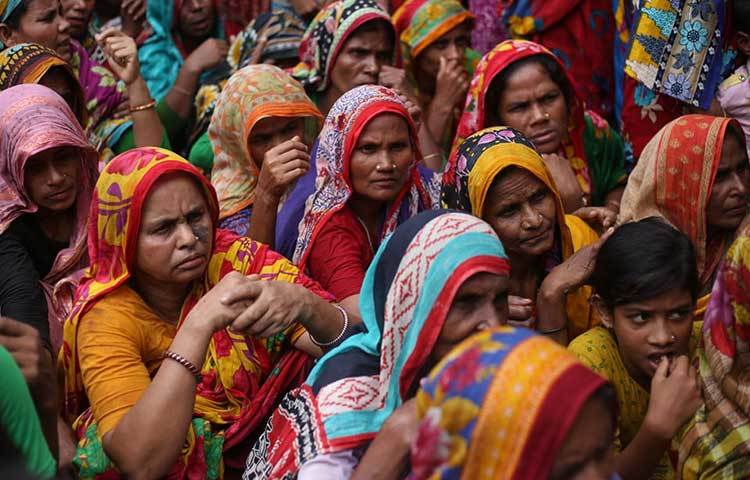 অসহায়ত্ব নিয়ে জীবন পার করা এসব বানভাসি মানুষ হাতিয়া ইউনিয়ন পরিষদ মাঠে অপেক্ষায় ছিলেন ত্রাণের জন্য। ছবি: মহবুব আলম