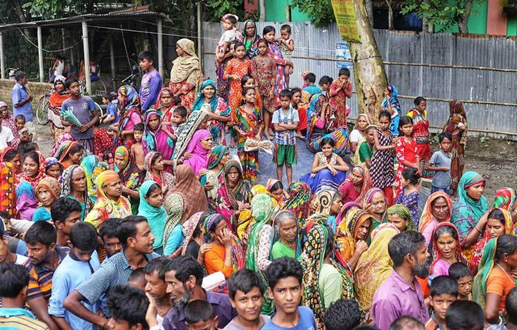 আজ শনিবার কুড়িগ্রাম জেলার উলিপুর উপজেলা হাতিয়া ইউনিয়নে প্রায় ২ হাজার পরিবারের মাঝে ত্রাণ বিতরণ করা হয়। হাতিয়া ইউনিয়ন পরিষদ এলাকাসহ অনন্তপুর বাজার, চড় গুজিমারি, নীলকণ্ঠ, কলাতিপাড়া এলাকার মানুষের মাঝে এসব ত্রাণ বিতরণ করা হয়। ছবি: মহবুব আলম