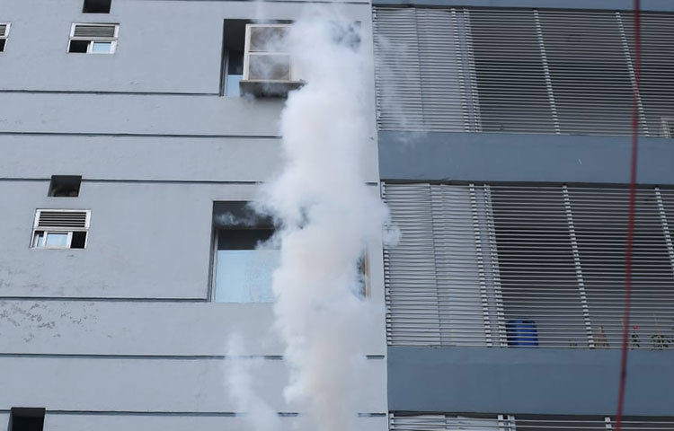 মহড়ায় ভেঁপু বাজিয়ে ছুটে আসা প্রাণ-এর নিজস্ব ফায়ার মার্শাল কর্মীরা ফগিং মেশিনের মাধ্যমে ব্যাপক ধোঁয়ার সৃষ্টি করেন। ছবি: মাহবুব আলম