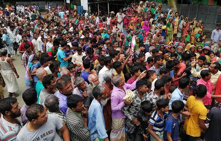 ত্রাণ নিতে আসা বৃদ্ধ আক্কাস আলী বলেন, ‘কয়েকদিন আগে আমরা পুরো পানিবন্দি ছিলাম। কোনো ধরনের খাবার ছিল না, রান্না করার চুলা পানির নিচে ছিল। ফলে বাজার থেকে চুলা কিনে এনে চৌকির উপরে রান্না করতে হয়েছে।’ ছবি: মহবুব আলম