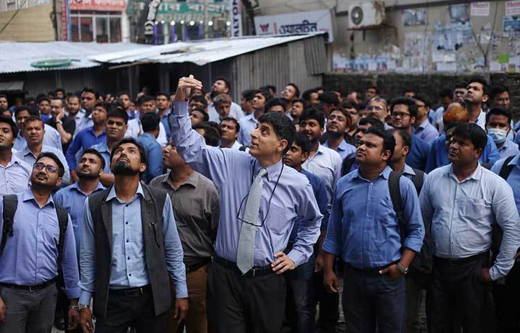 মহড়ার সময় উৎসুক জনতার ভিড় জমে। এ অবস্থায় ভবনে কর্মরত শত শত কর্মীর সঙ্গে প্রাণ-আরএফএল গ্রুপের চেয়ারম্যান ও সিইও আহসান খান চৌধুরীও নেমে আসেন। তিনিও কর্মীদের সঙ্গে অংশ নেন ইমার্জেন্সি মুহূর্তে কী করণীয়- তা জানতে চান। ছবি: মাহবুব আলম