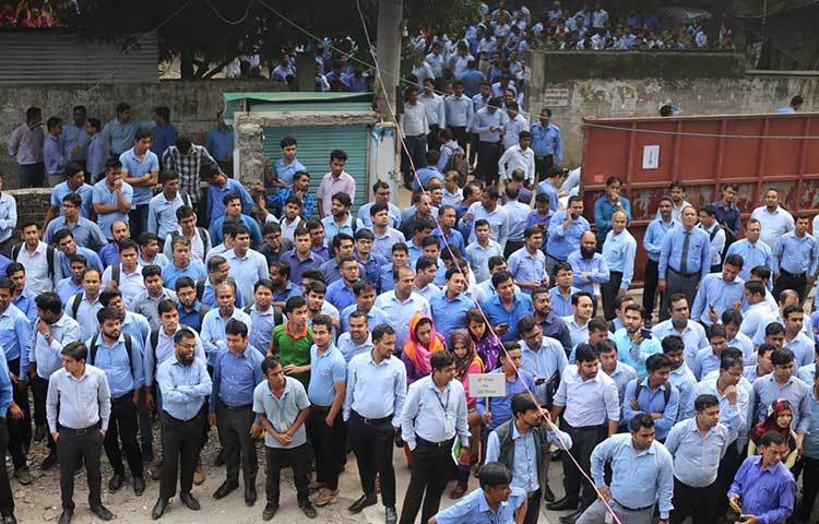 প্রাণ-আরএফএল গ্রুপের নিজস্ব চৌকস ফায়ার মার্শাল সদস্যরা এ মহড়া পরিচালনা করেন। মহড়া শেষে কীভাবে অগ্নিনির্বাপক যন্ত্র ব্যবহার করে আগুন নিয়ন্ত্রণে আনা যায়, তাৎক্ষণিক মুহূর্তে কী করণীয় ইত্যাদি বিষয় কর্মকর্তা-কর্মচারীদের সামনে তারা তুলে ধরেন। ছবি: মাহবুব আলম