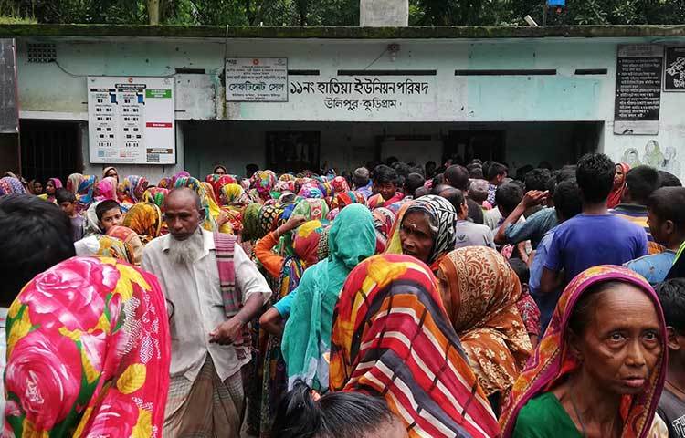 ত্রাণ বিতরণকালে জাগো নিউজের ভারপ্রাপ্ত সম্পাদক মহিউদ্দিন সরকার বলেন, ‘বন্যায় দেশের উত্তরাঞ্চলের নদী তীরবর্তী মানুষজন নানাভাবে ক্ষতিগ্রস্ত হয়েছেন। আমরা সাধ্যমতো চেষ্টা করেছি এসব পানিবন্দি অসহায় মানুষের পাশে দাঁড়াতে।’ ছবি: মহবুব আলম